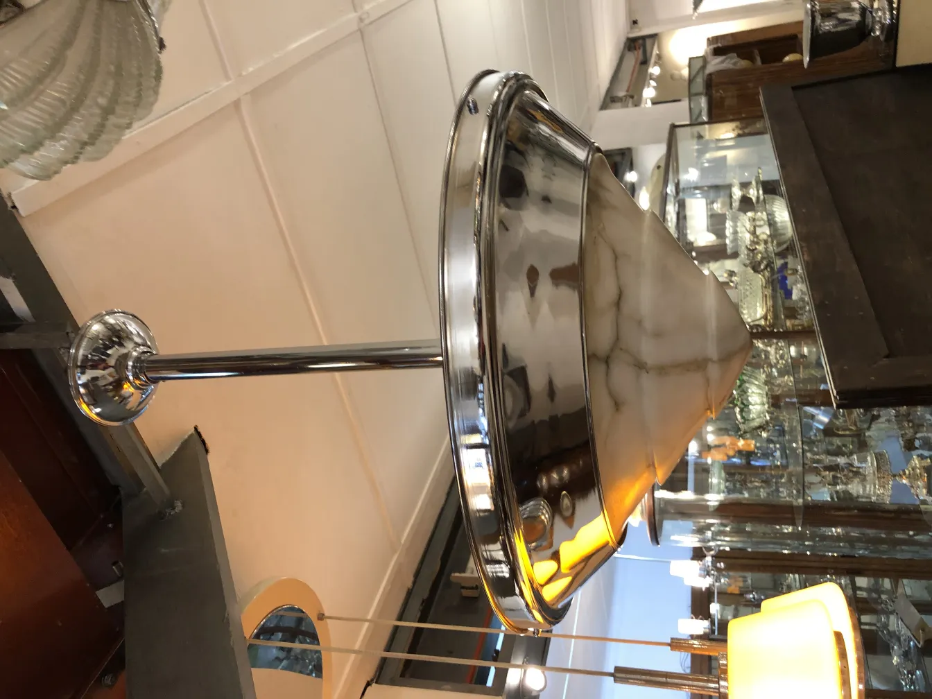 Lanterna de teto antiga em forma de cone com brilho metálico