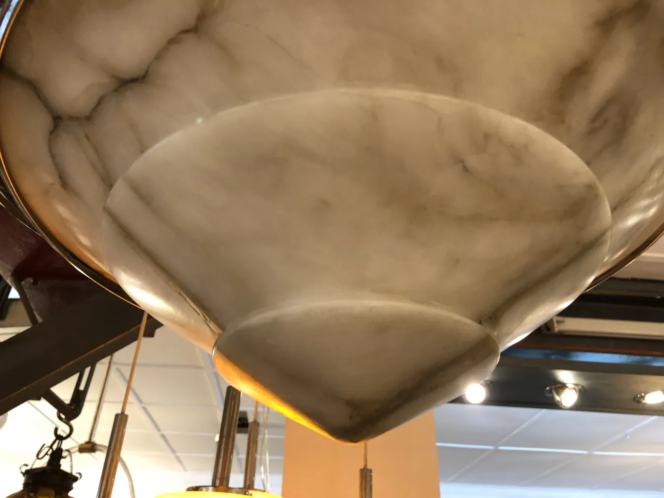 مصباح معلق قديم بتصميم أنيق وشكل مخروطي في بيئة مضاءة جيدًا