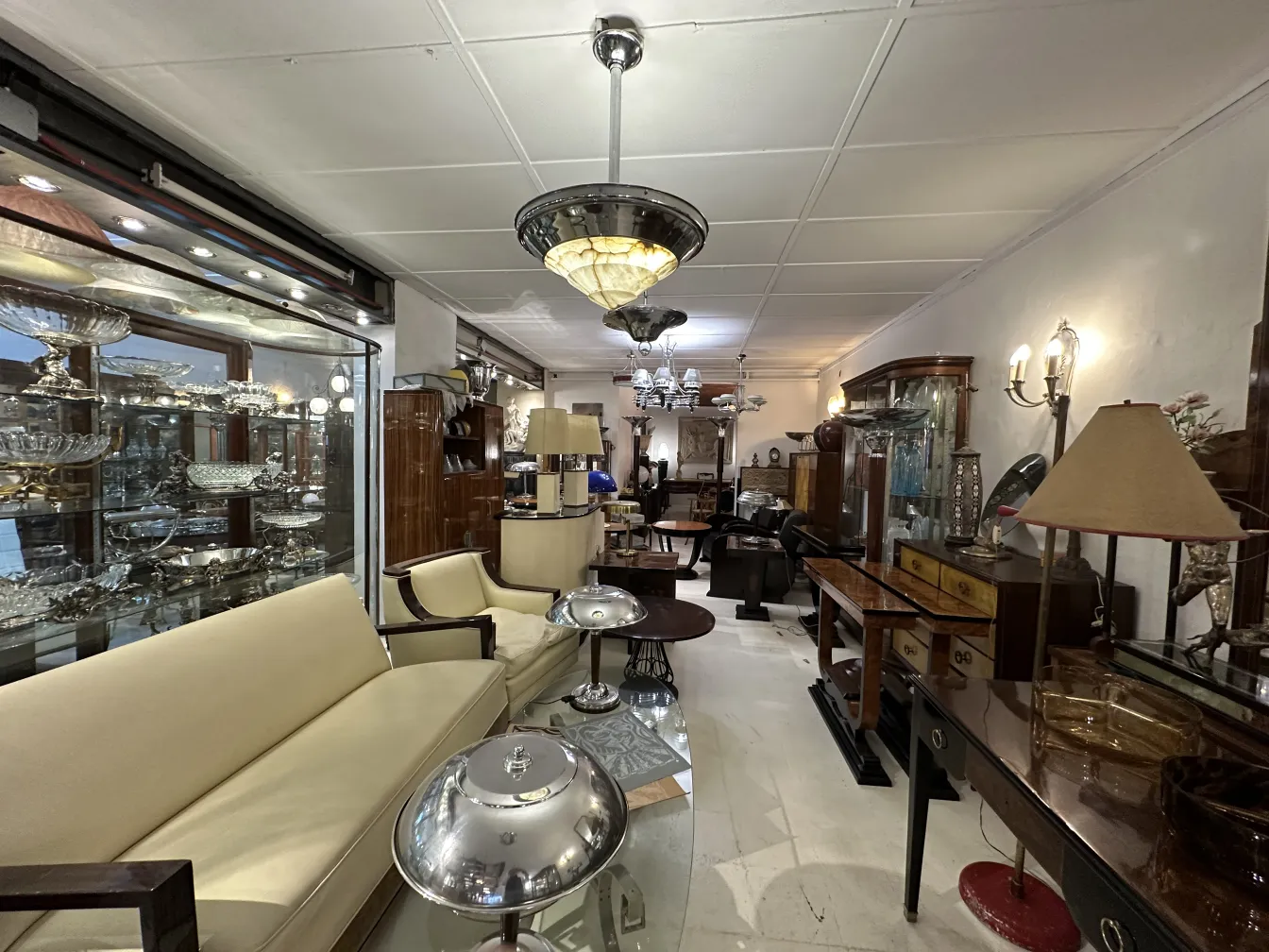 Lampada a sospensione antica, luce brillante, ambiente elegante.