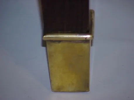 parte inferiore di una scrivania antica con dettagli decorativi