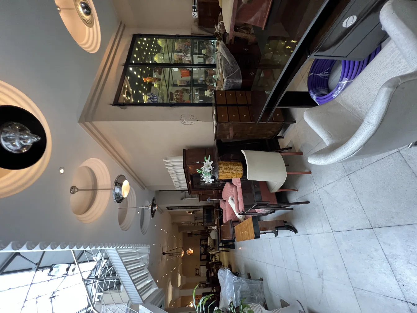 Lámpara de techo antigua en un ambiente elegante, decoración estilizada.