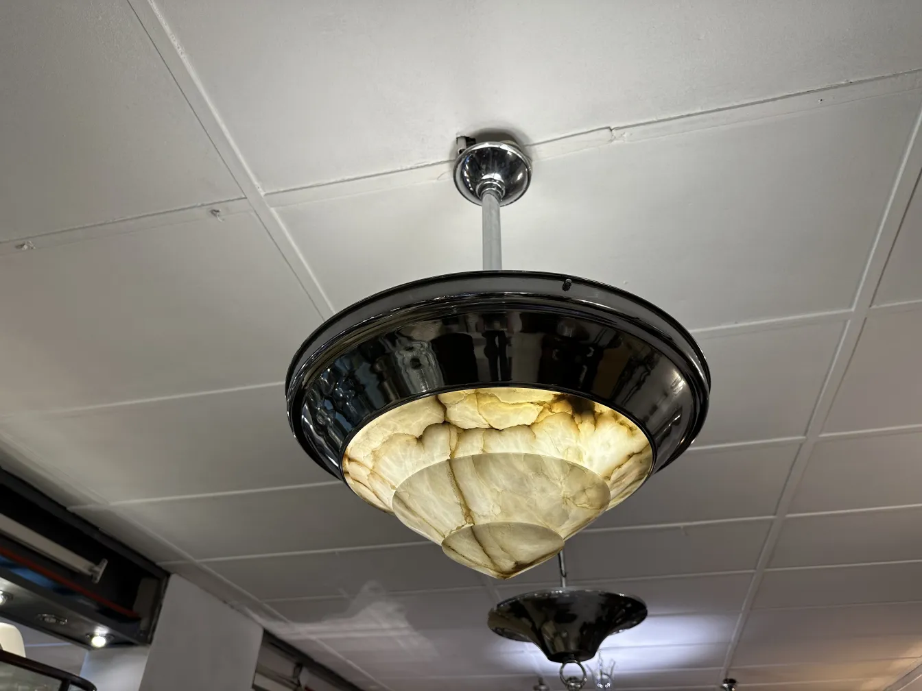 Lustre ancien au design classique en noir et blanc, parfait pour des espaces élégants.