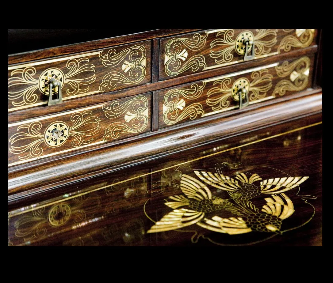 Bureau ancien de Eugenio Quarti avec des détails dorés et des gravures.