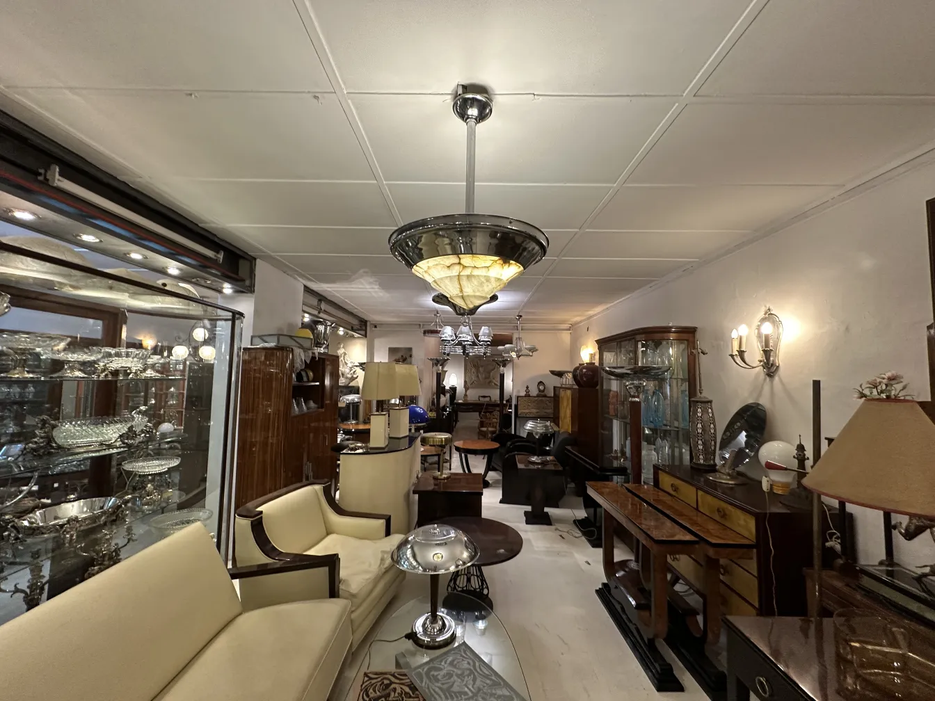 Lampada a sospensione antica con design elegante in un ambiente classico.