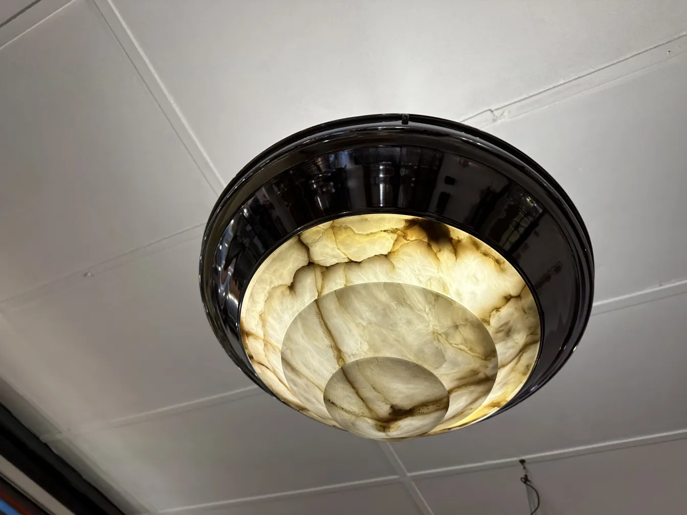 lampada a sospensione antica con luce morbida e design elegante