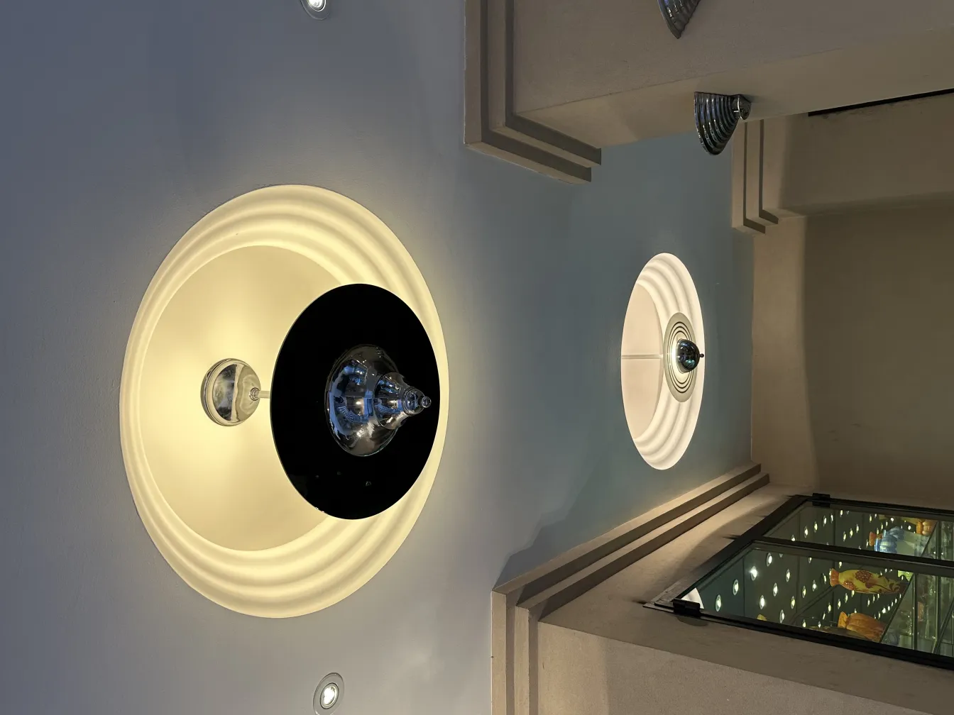 Lampada a sospensione antica con design elegante e luce soffusa in un ambiente moderno.