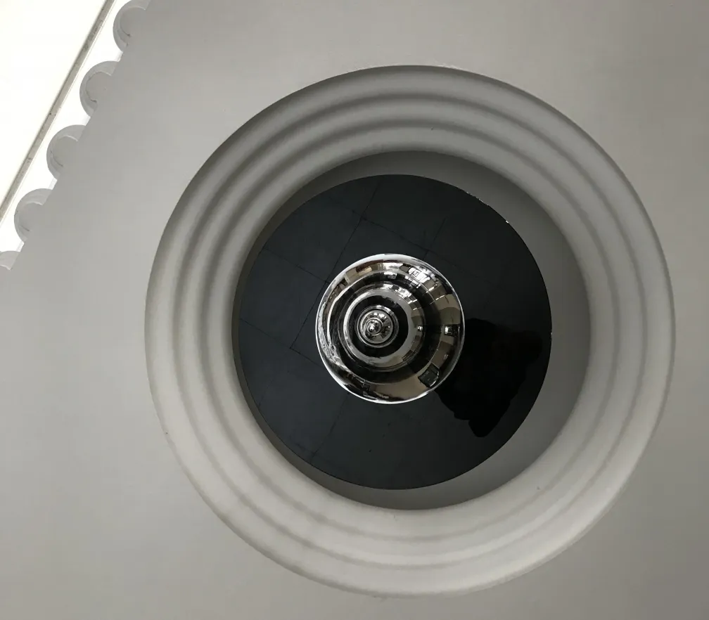 Lámpara de techo antigua con diseño circular elegante y detalles.