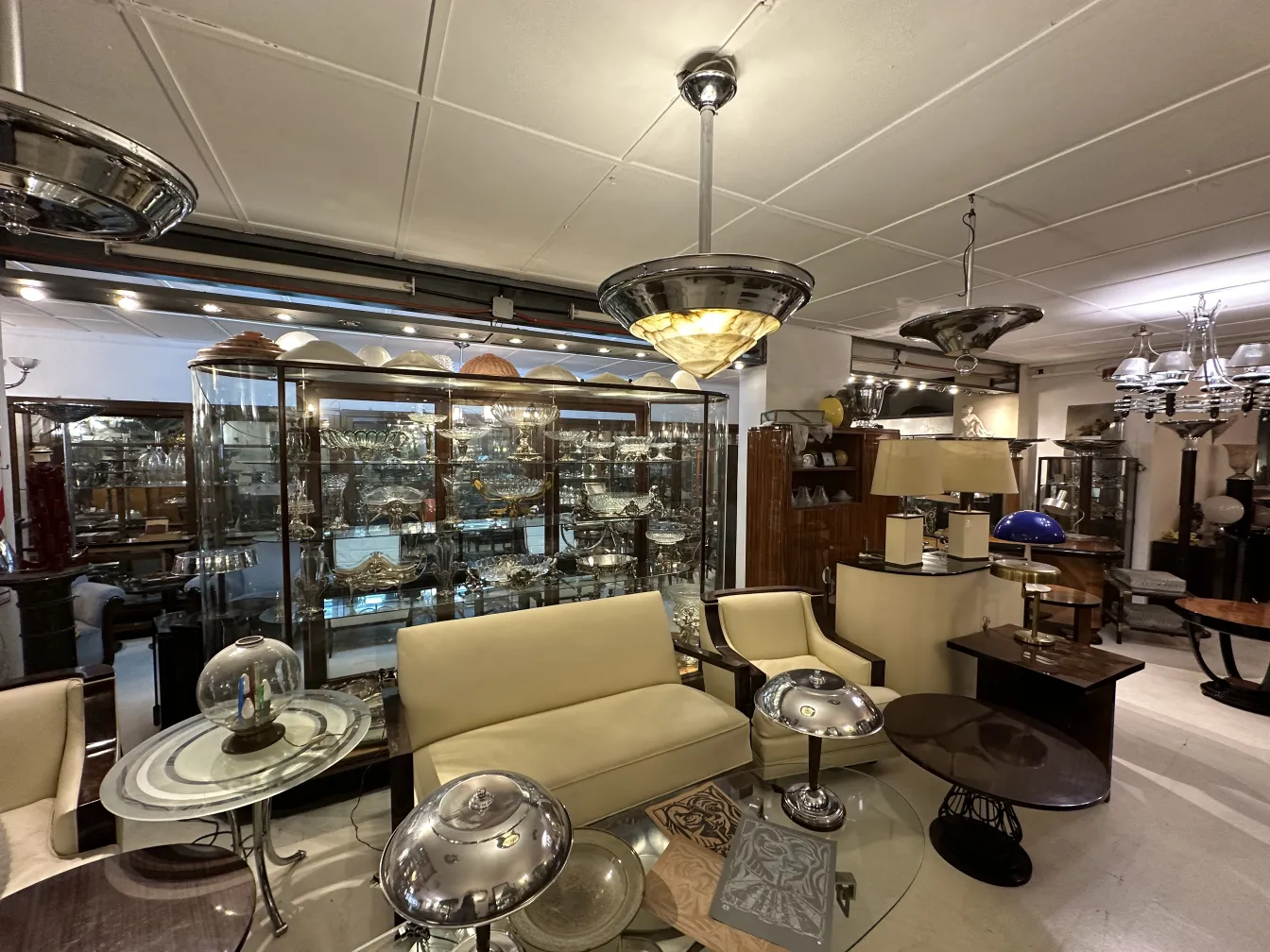 Lámpara de techo antigua en ambiente de sala con muebles elegantes