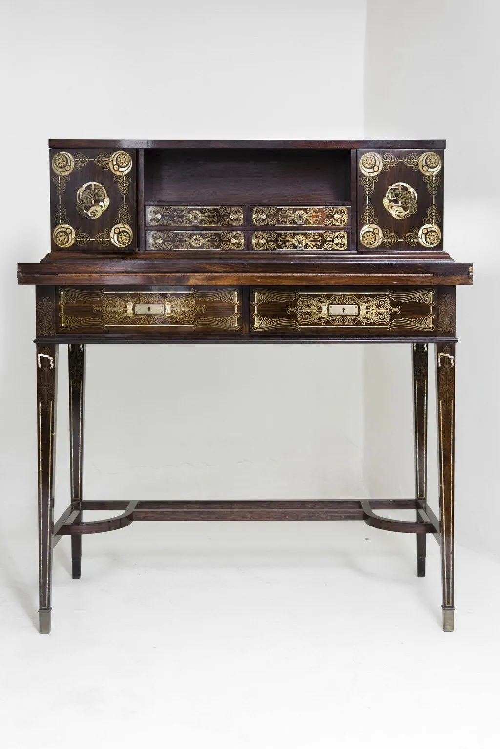 Bureau ancien avec détails dorés, Eugenio Quarti