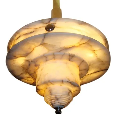 Lampada a sospensione antica con design caldo, ideale per la decorazione.