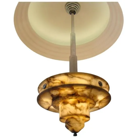 Lampada a sospensione antica con base decorativa e lampadina brillante, in un ambiente classico.