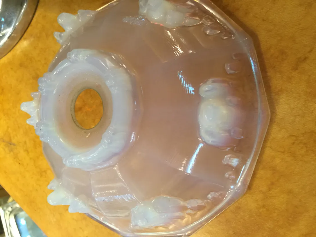 Lámpara de techo antigua con detalles ornamentales, en ambiente cálido