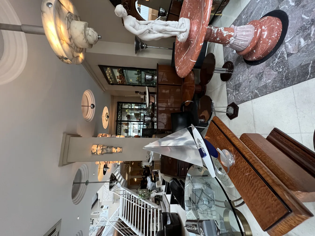 Древняя подвесная лампа в элегантной обстановке, теплый свет