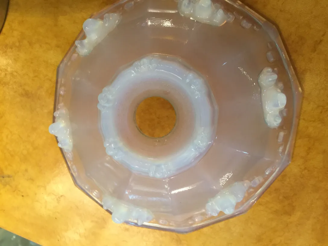 Античная подвесная лампа, белая, с декоративными деталями в классическом стиле.