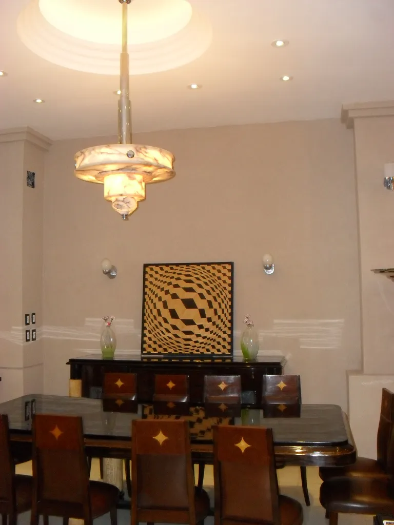 Lámpara de techo antigua en comedor con muebles elegantes