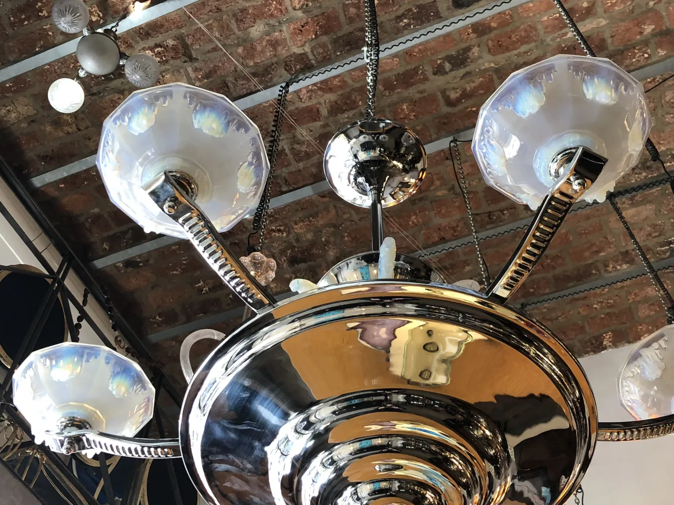 Lámpara de techo antigua con detalles de cristal en un ambiente acogedor.