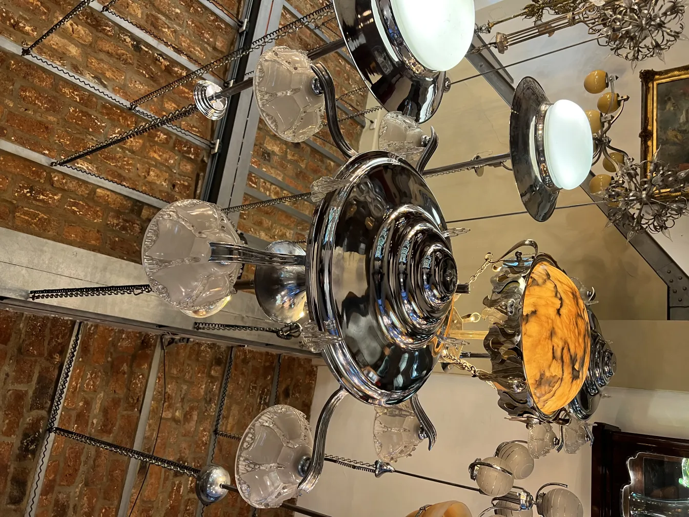 Lustre ancien avec des détails en verre, parfait pour les intérieurs.