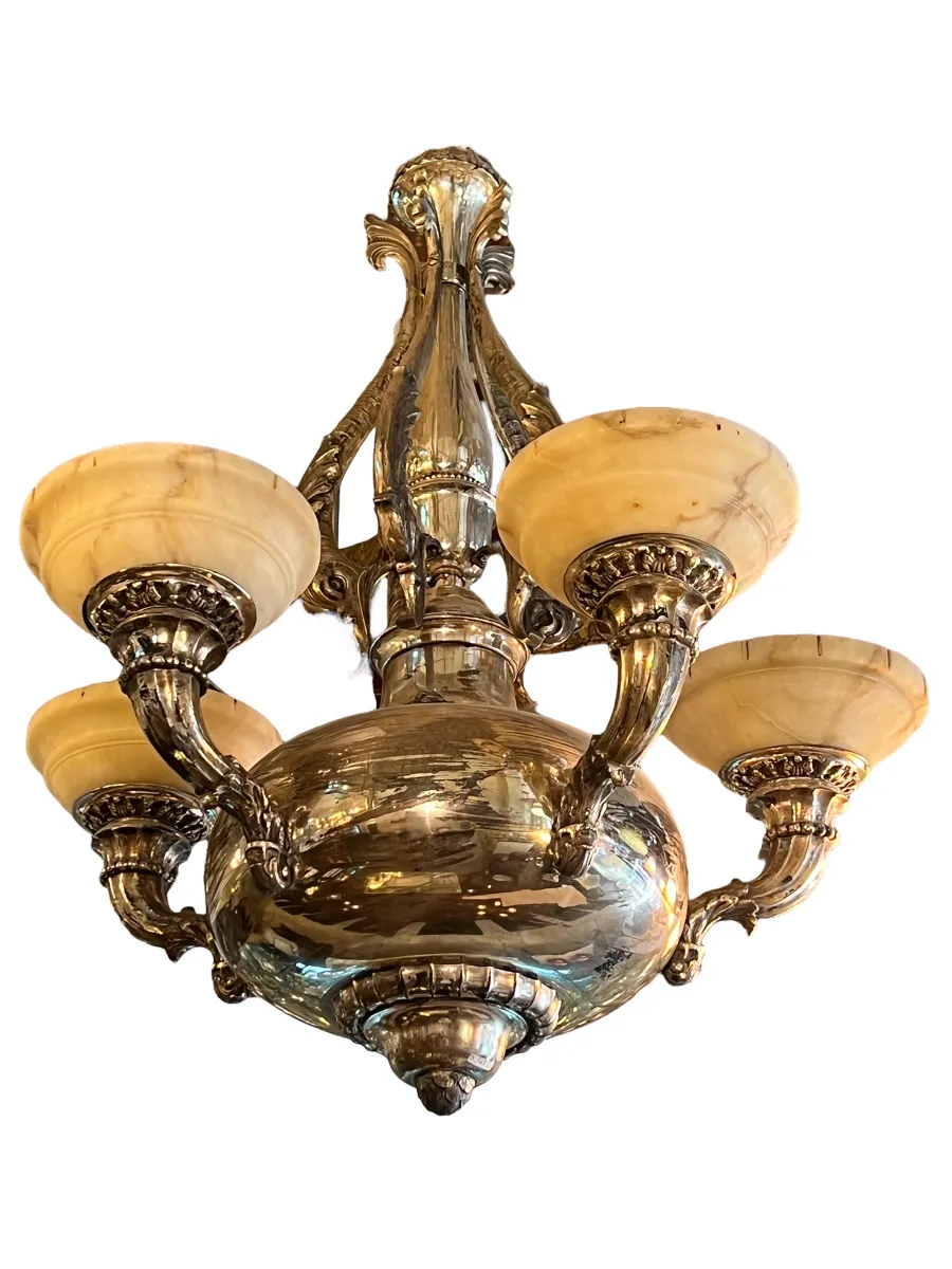 Lámpara de techo antigua con cinco luces y diseño clásico.