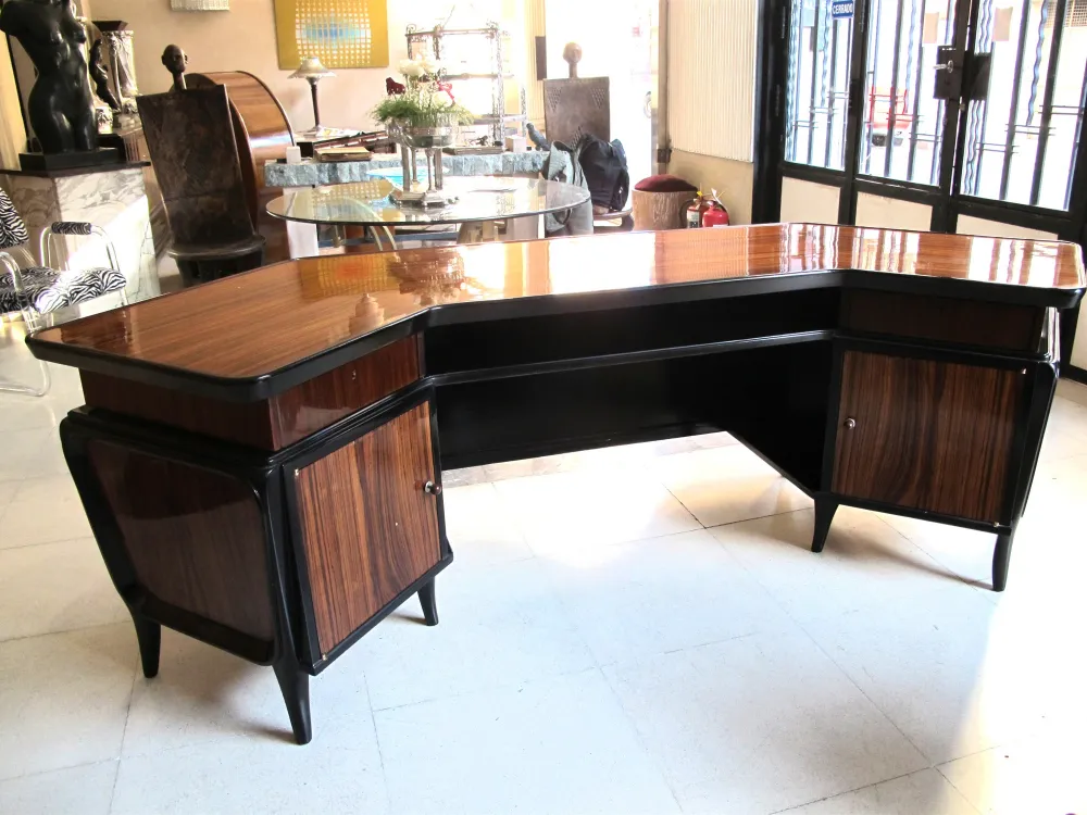 Escritorio antiguo en forma de L con estantes, elegante y funcional.