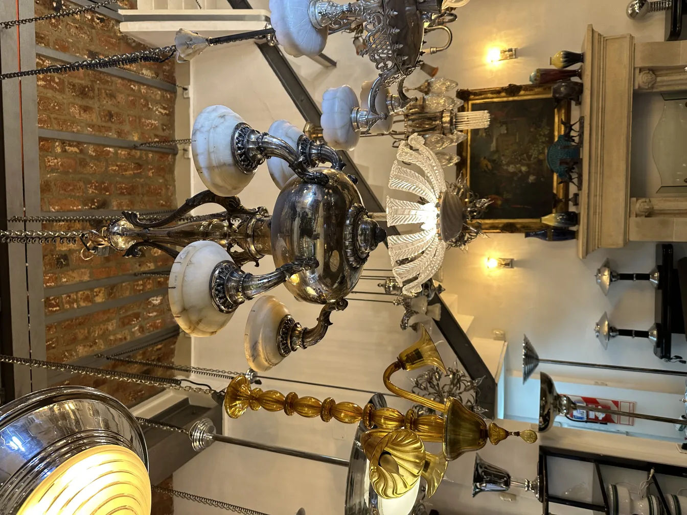 lustre ancien avec des détails brillants dans un cadre élégant