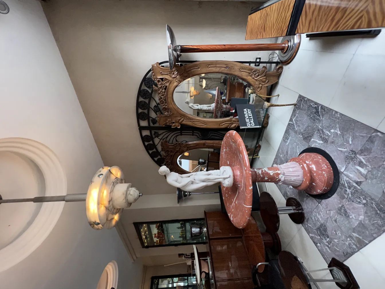 antiquarische haengelampe mit eleganten details und sanftem licht in dekorativer umgebung