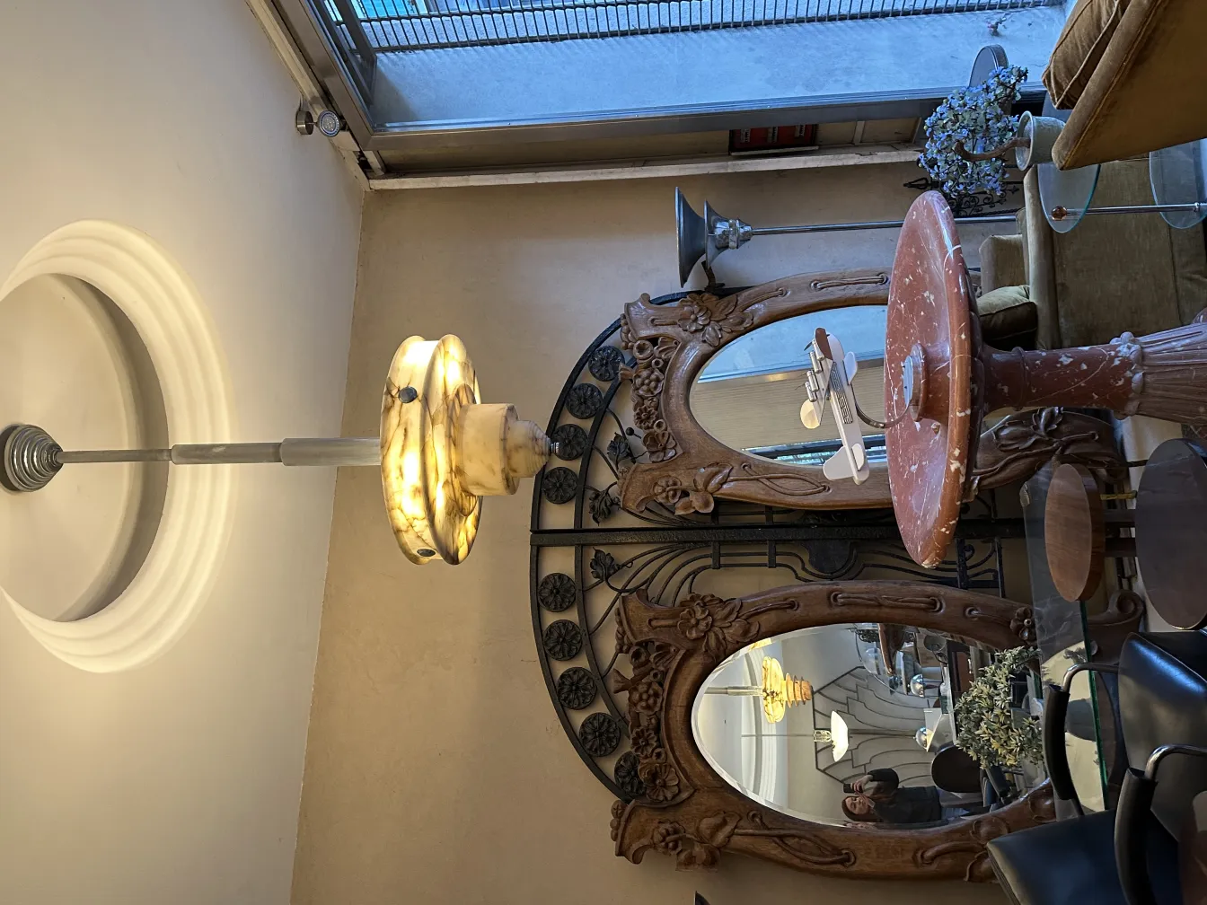 Lampada a sospensione antica che emette una luce morbida in stile moderno.