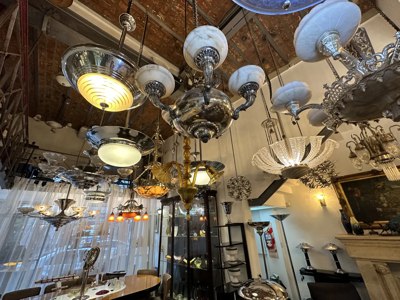 variété de lustres antiques dans un cadre décoratif