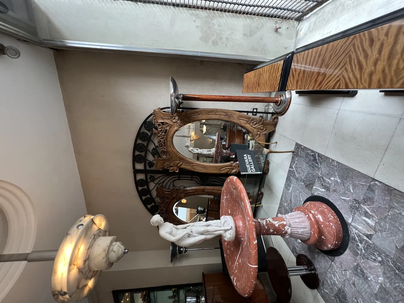 Lâmpada de teto antiga, design decorativo em um ambiente moderno.