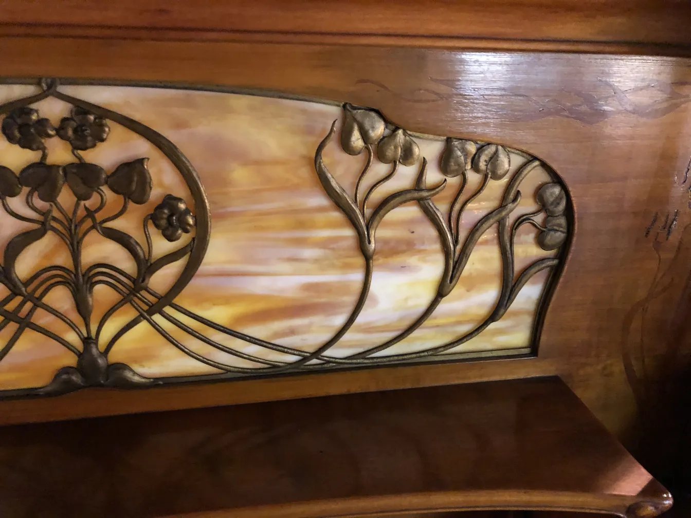 antik-schreibtisch mit floralem design von louis majorelle