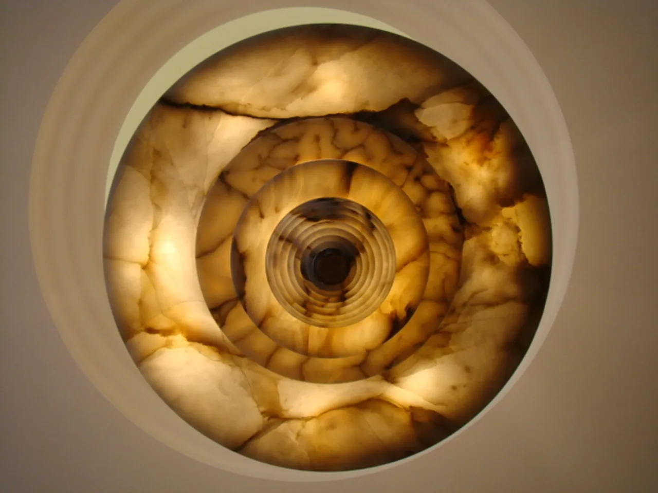 lampada de teto antiga com design espiral