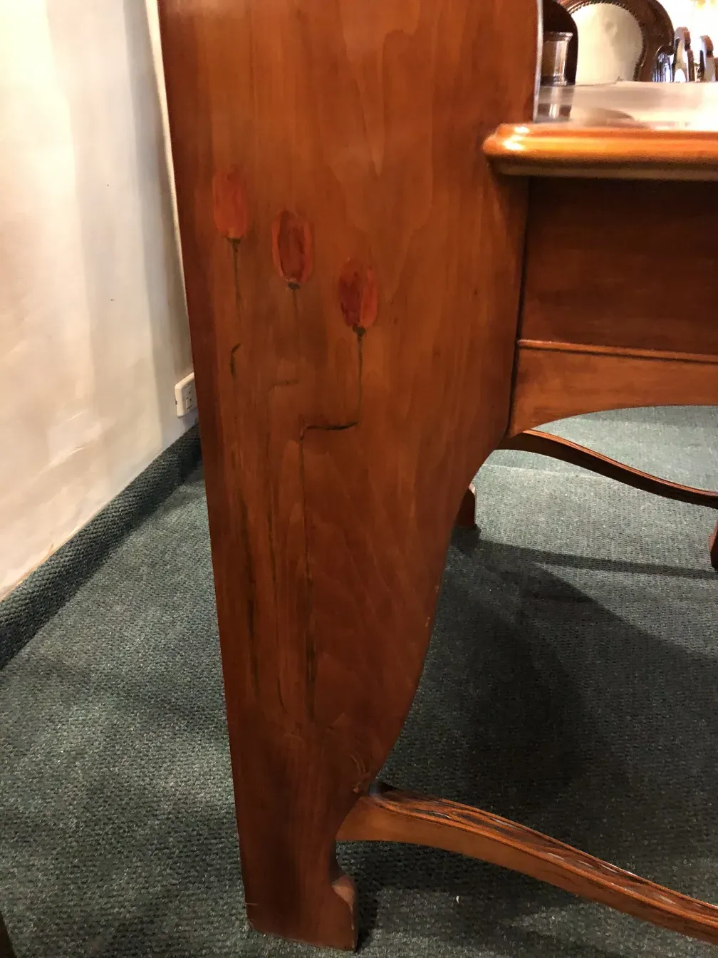 플로럴 장식이 있는 고대 책상