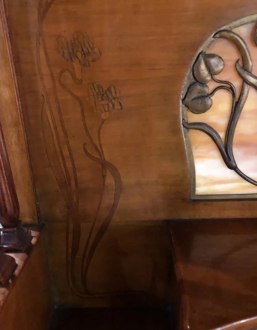 detalhes de uma mesa antiga louis majorelle com decoração floral