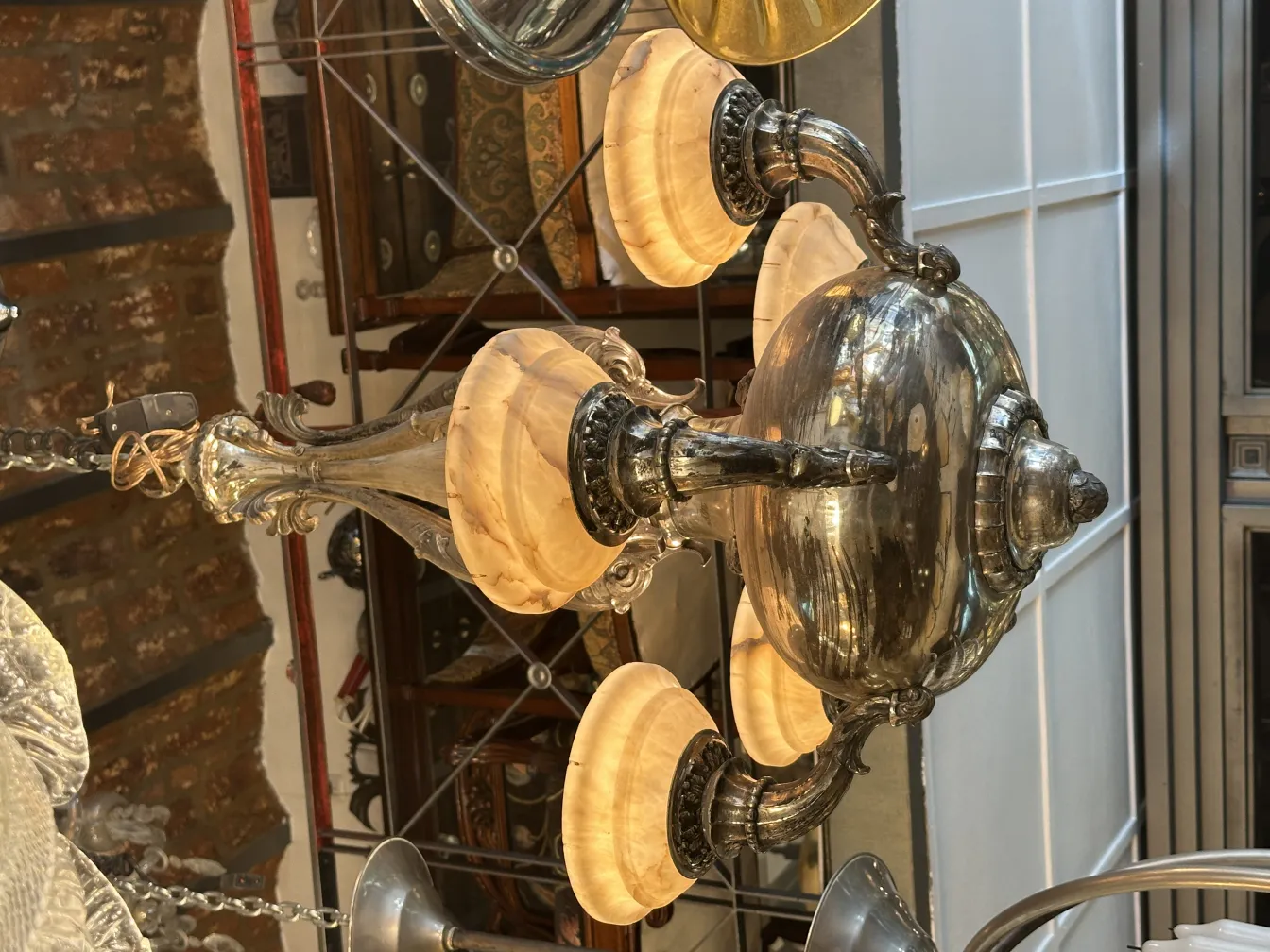 Lustre antique avec bras décoratifs et abat-jour lumineux