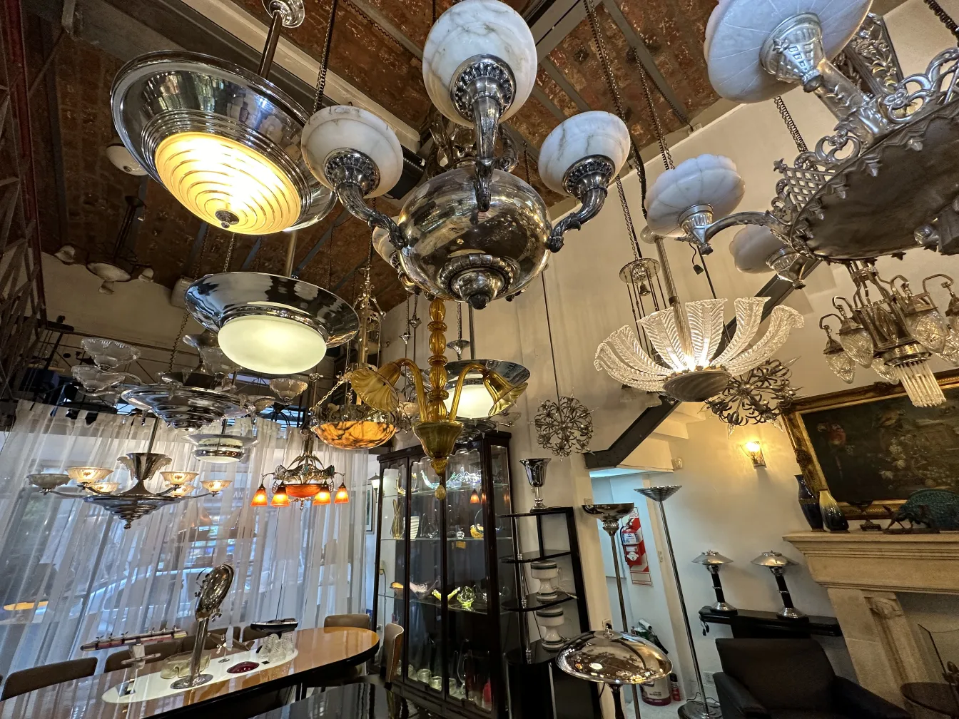 Lampada a sospensione antica con design luminoso e attraente