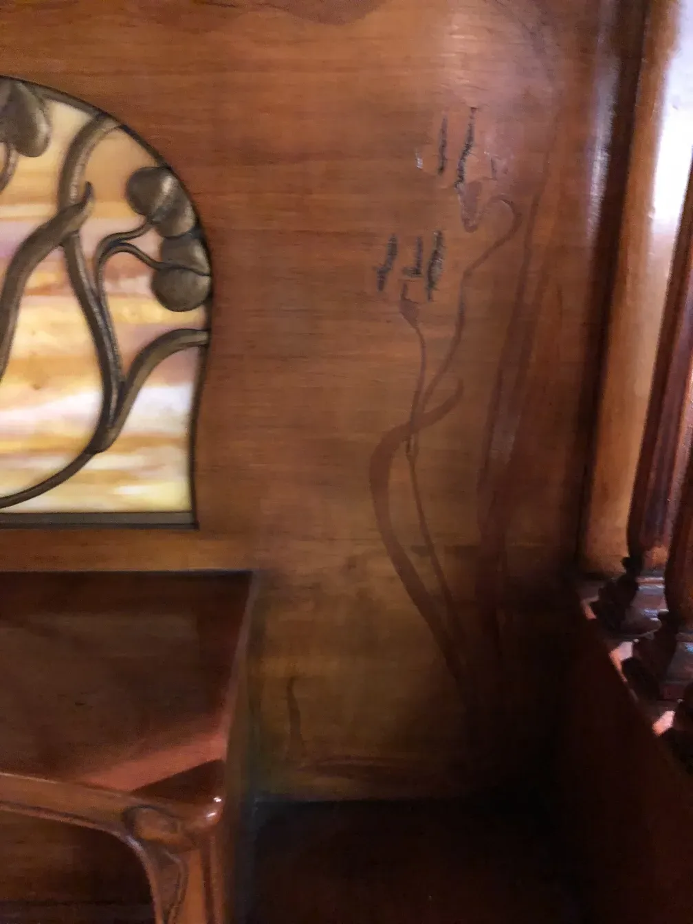 scrivania antica con dettagli floreali e atmosfera calda