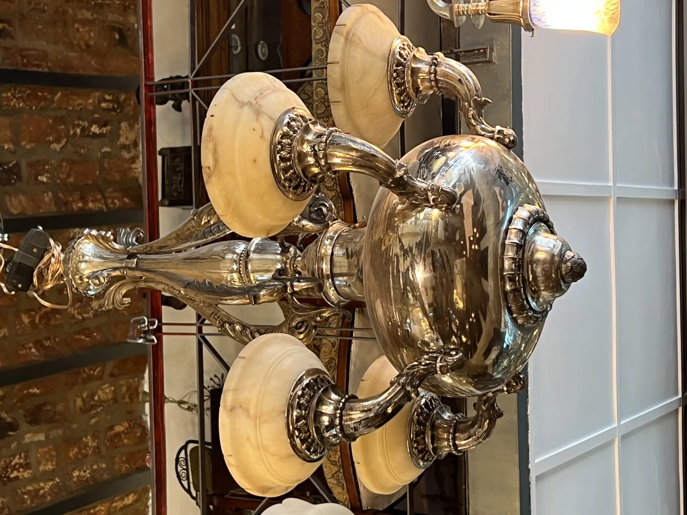 lustre ancien en métal avec des abat-jours classiques