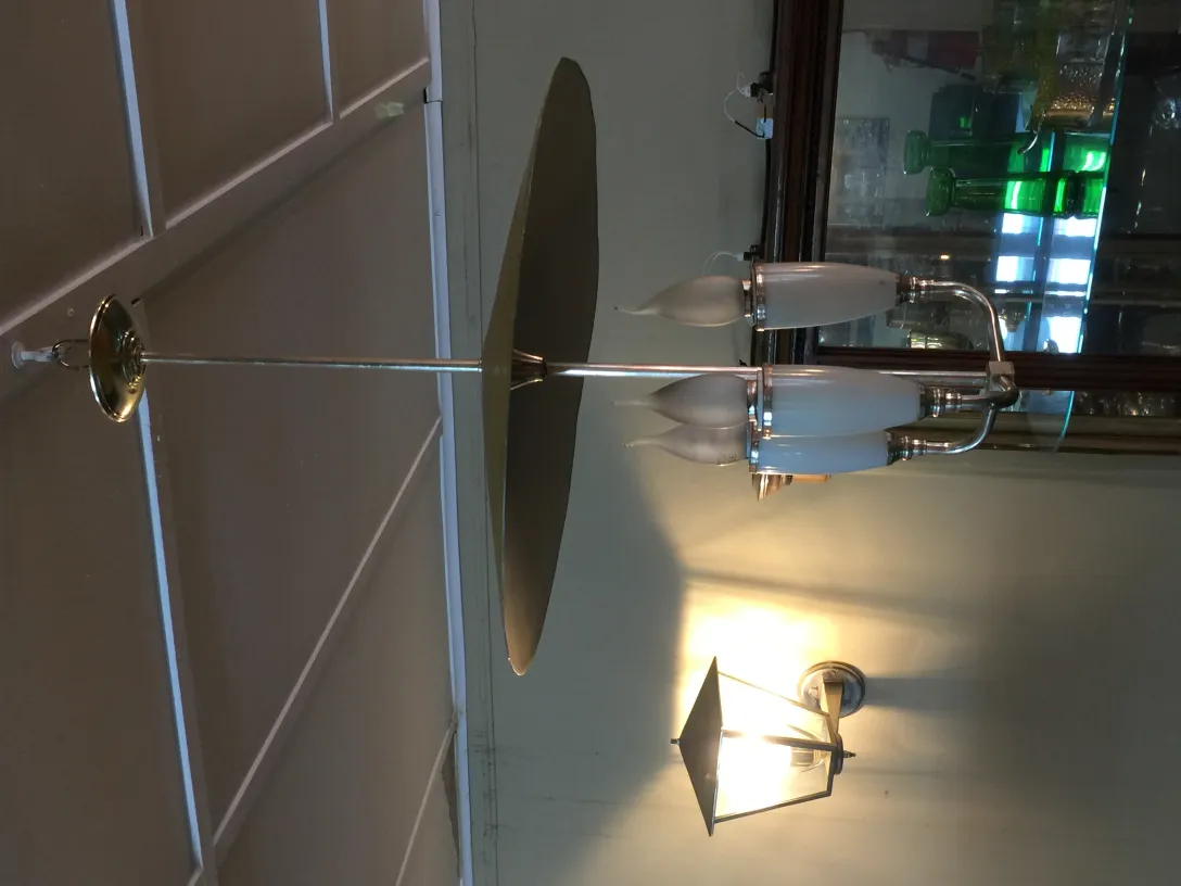 Lâmpada de teto antiga com duas luzes e fundo iluminado