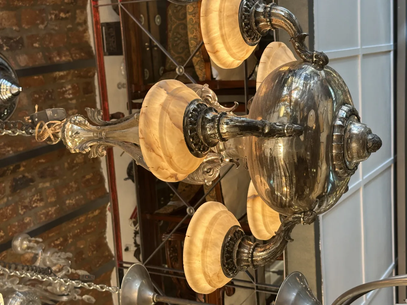 Lustre antique avec abat-jours en verre dans un cadre chaleureux