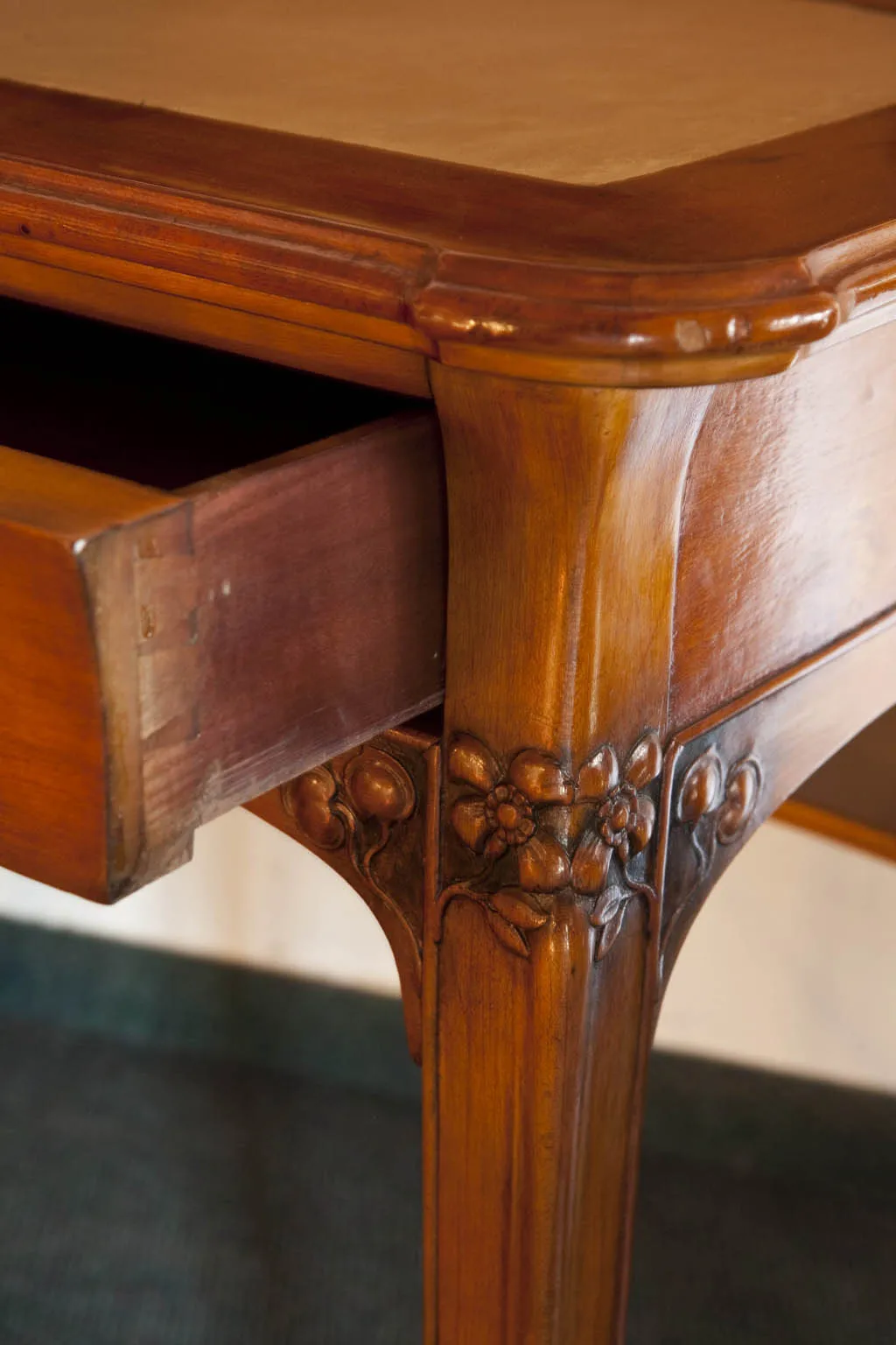antique desk louis majorelle featuring wood details and floral carvings.