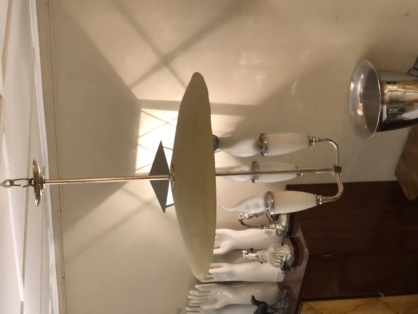 Lustre ancien avec lumière douce et détails métalliques, dans une ambiance élégante