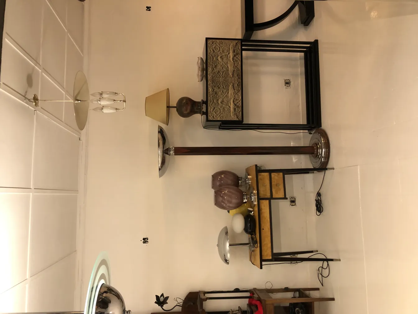 古董吊灯光亮，置于现代环境。