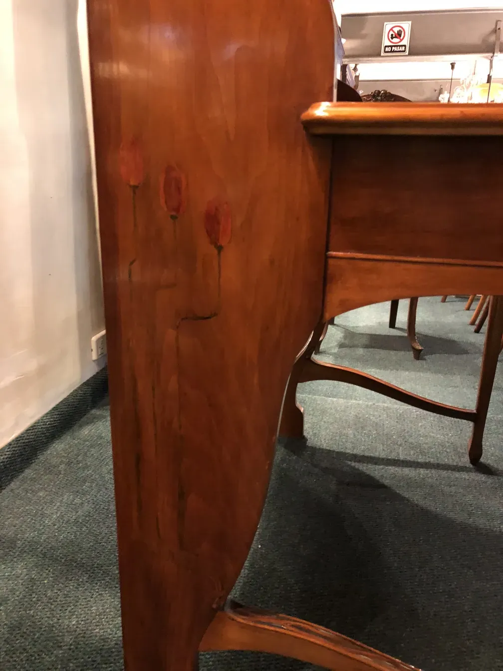 Bureau ancien avec détails floraux de louis majorelle dans un cadre classique