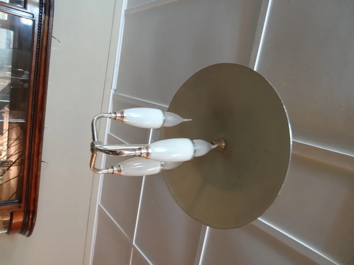 Antigua lámpara de techo con brazo de metal brillante y tulipas blancas. Ideal para decoración.