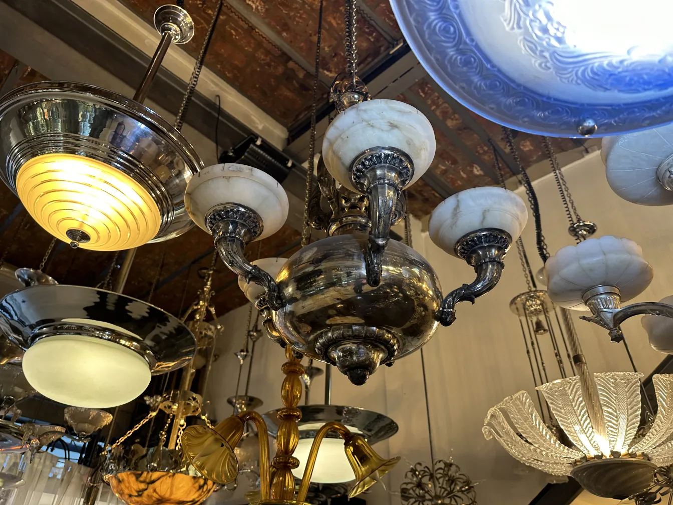 Lampada a sospensione antica con lampadine e dettagli decorativi in un'atmosfera calda.