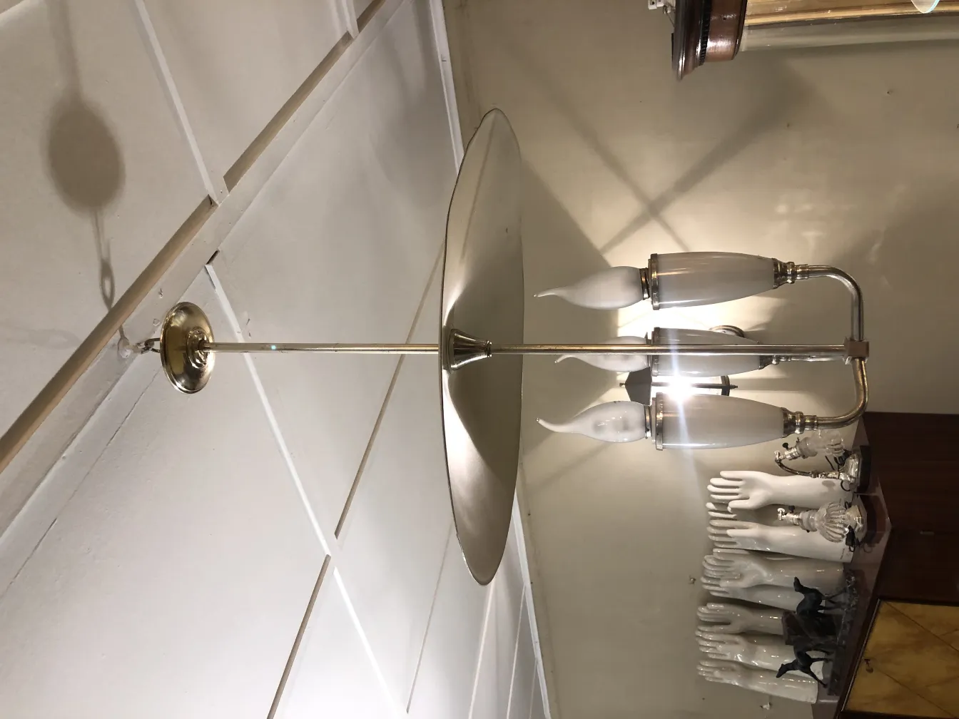 Antike Hängelampe mit elegantem Design und retro Aussehen. Spiegelform reflektiert das Licht schön.