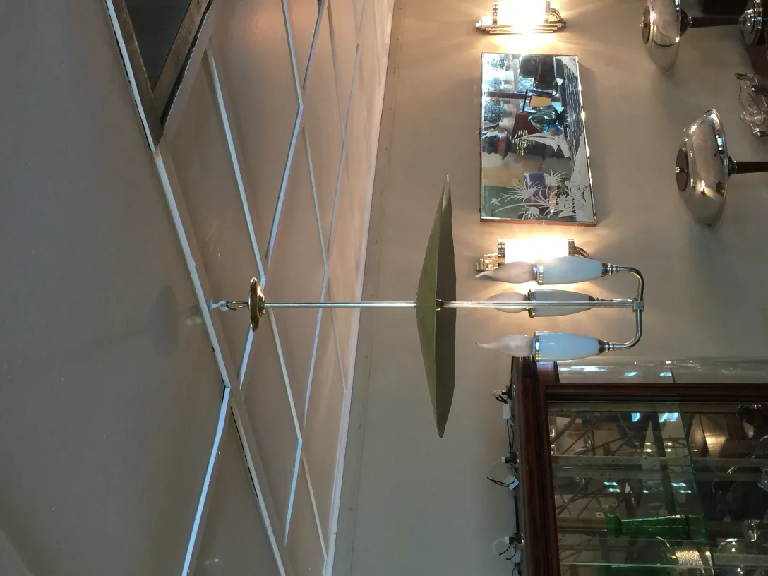 Lámpara de techo antigua con tres luces y sombrilla verde