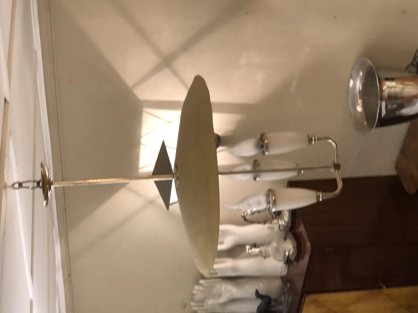 Lámpara de techo antigua con un diseño elegante y original, ambiente cálido.