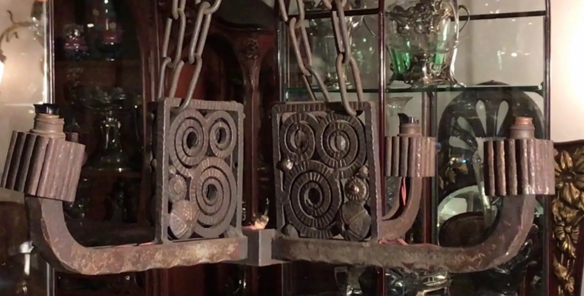 ancienne lustre avec design circulaire et chaîne, style edgard brant, dans un cadre d'objets anciens.