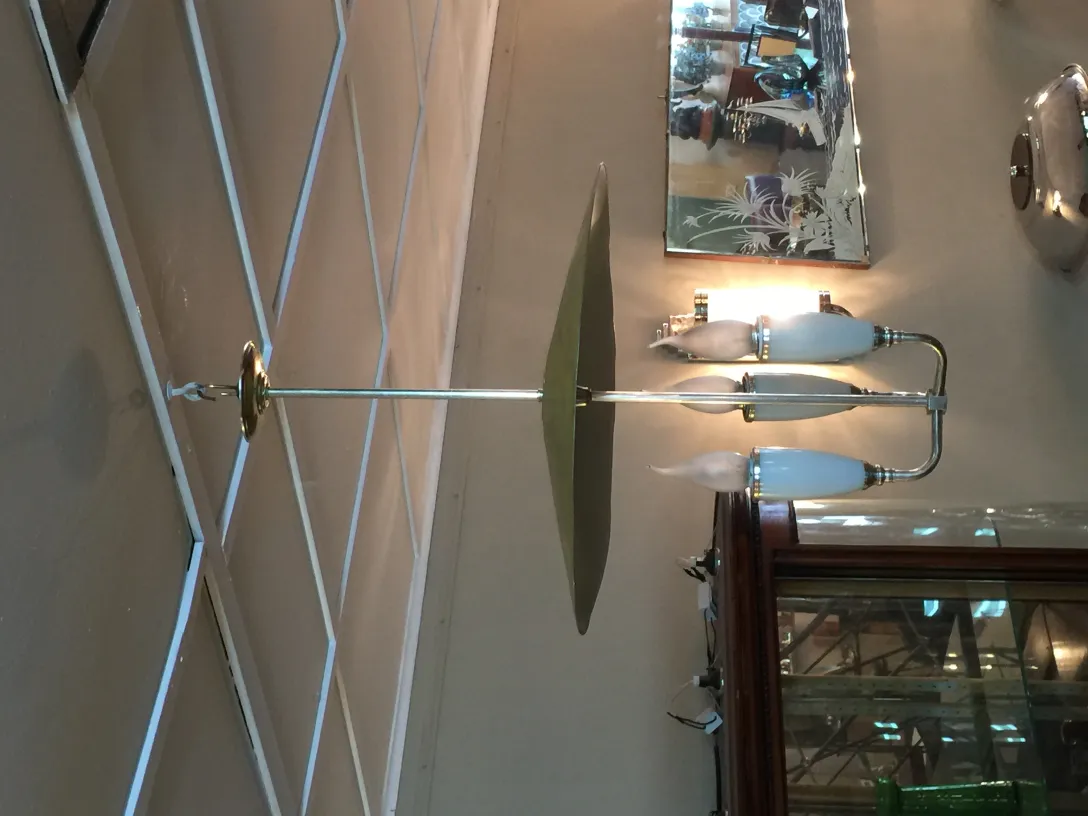 Lampada a sospensione antica con design elegante e decorativo in un ambiente classico.