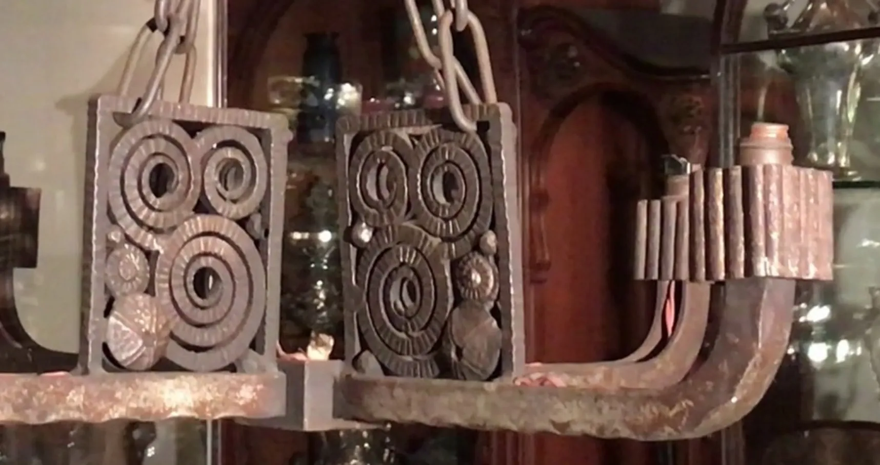 lustre ancien avec des détails circulaires dans un cadre classique